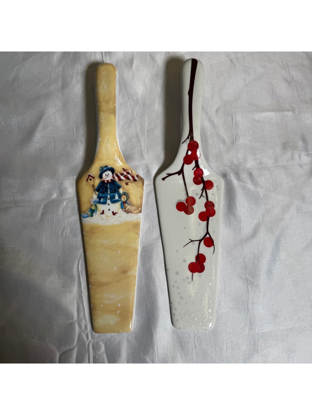 Set of 2 Ceramic Christmas Cake Pie Servers Snowman & Red Berries Holiday Decor